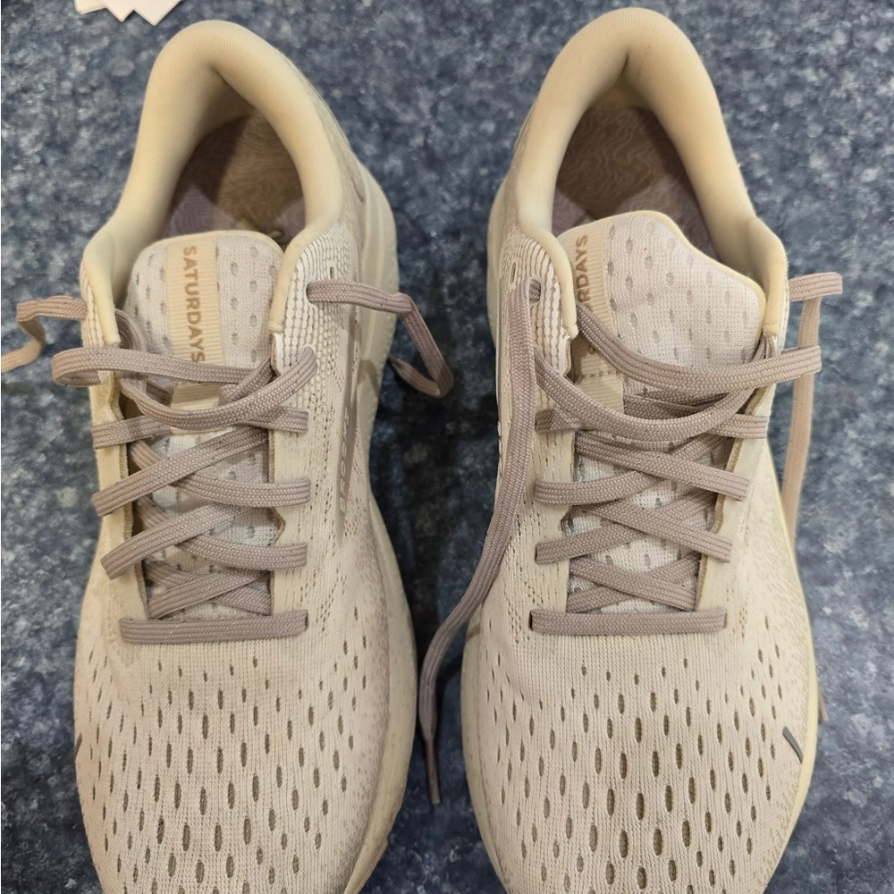 Brooks Saturdays Beige Sneakers
